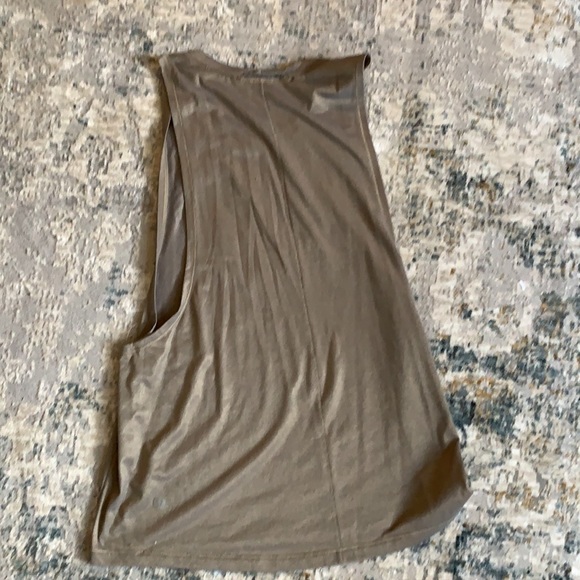 Good athletic top cute comfy and lightweight - Picture 2 of 3